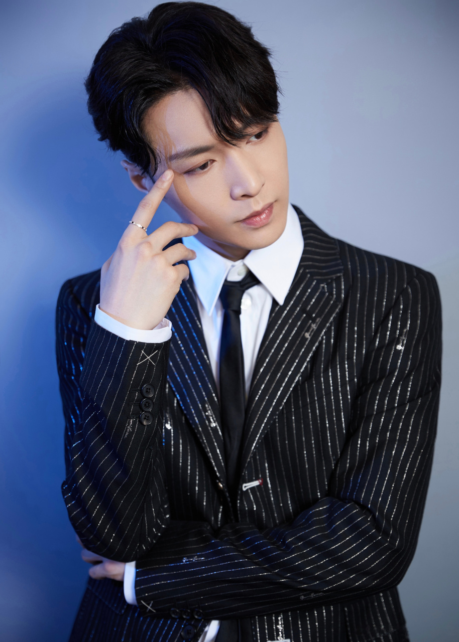 张艺兴# 有歌有梦有璀璨舞台,有光有笑有绚烂未来,我们正飞奔而向的