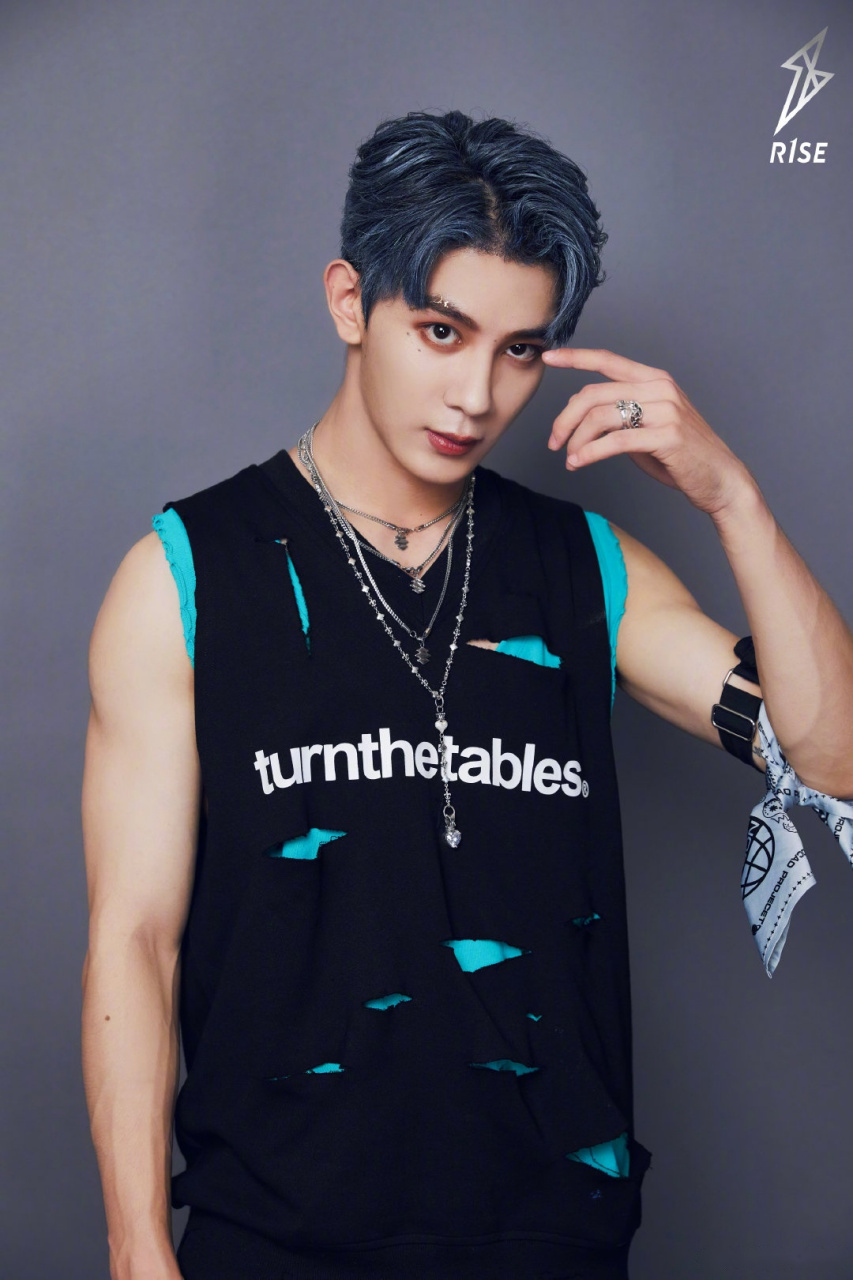 来康康r1se-夏之光 的夏日写真[微风]肌肉线条真是太优越了!