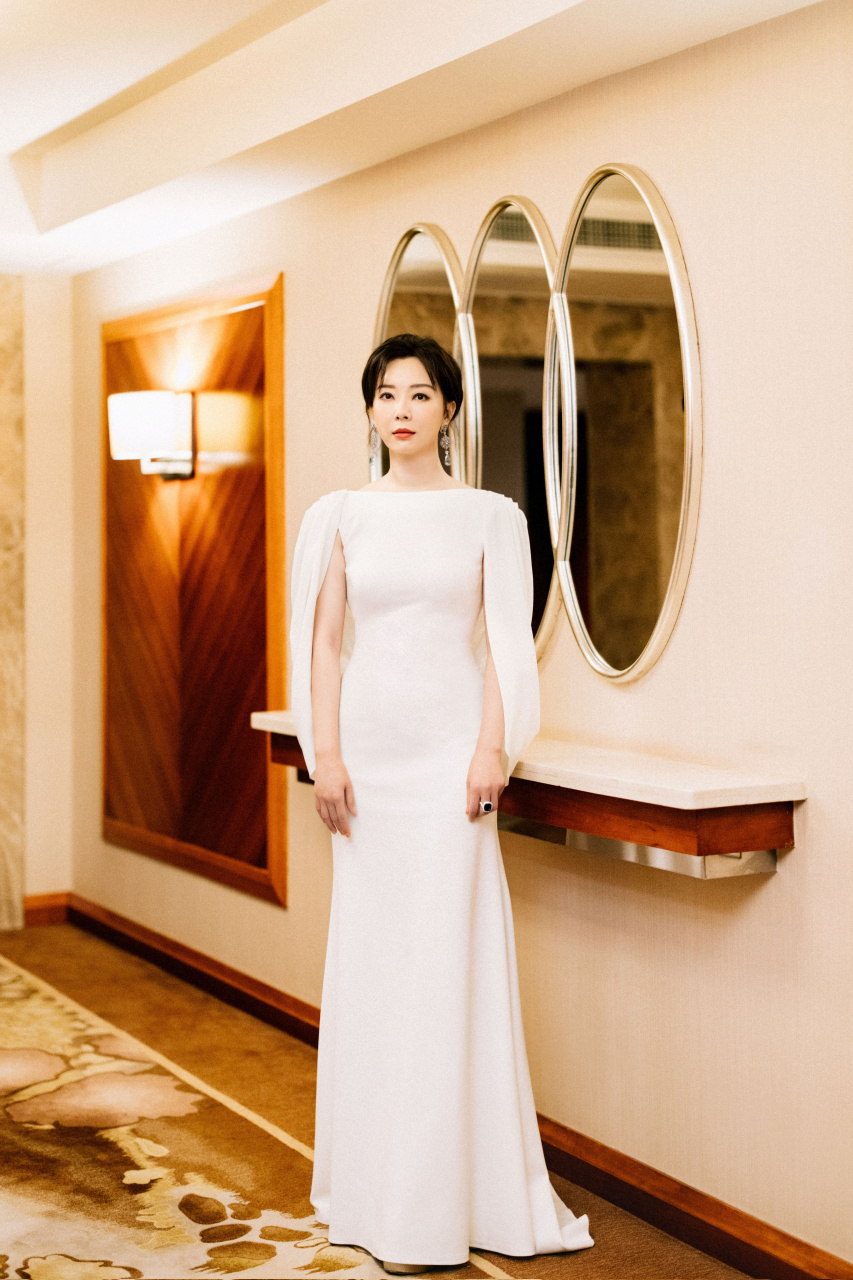 陈数希腊风露背长裙@陈数 身着白色露背及地裙亮相第13届金鹰节颁奖