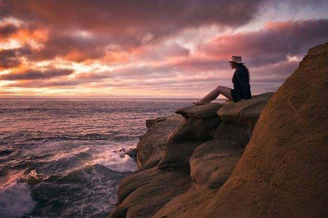 当你处于人生的顶峰,不以物喜;当你处于人生的低谷,不以己悲.