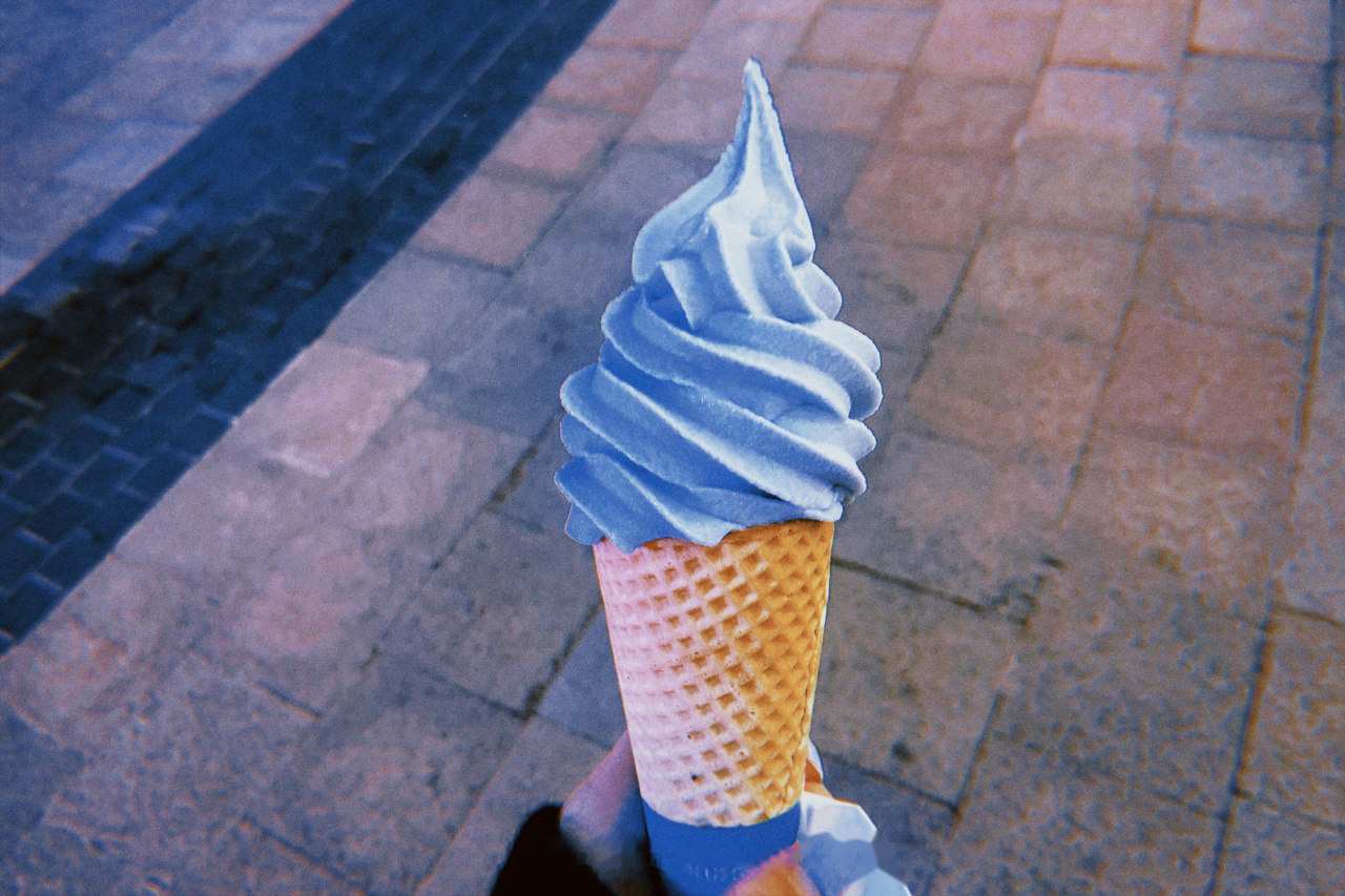蓝色酸酸冰淇淋 充当麦克风 喊出你的        