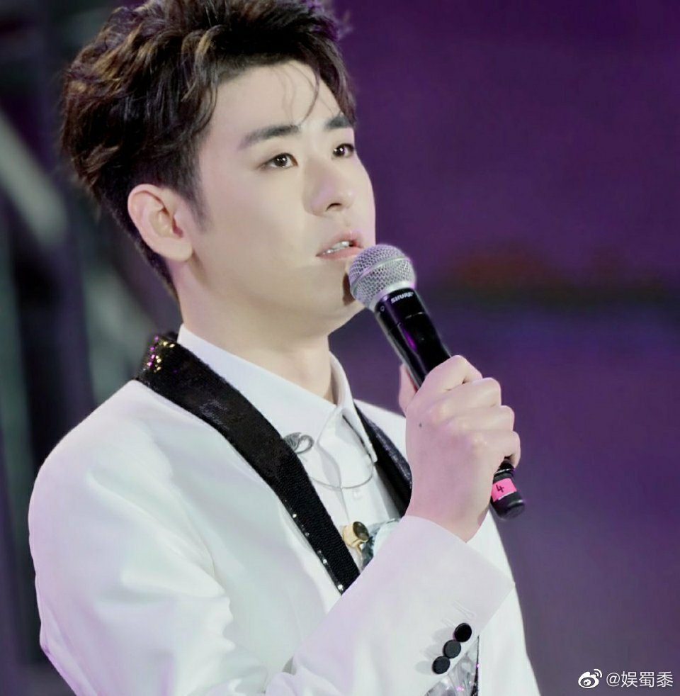 恭喜张云雷获得年度最佳突破男歌手奖辫儿哥哥太棒啦!