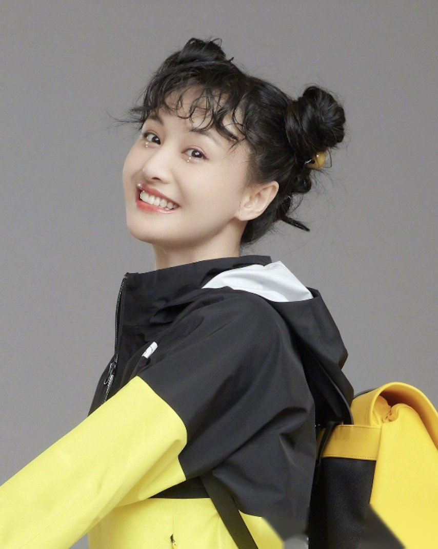 郑爽身着黑黄拼接的运动套装,背着亮色的双肩背包,化身为"西瓜姐姐"