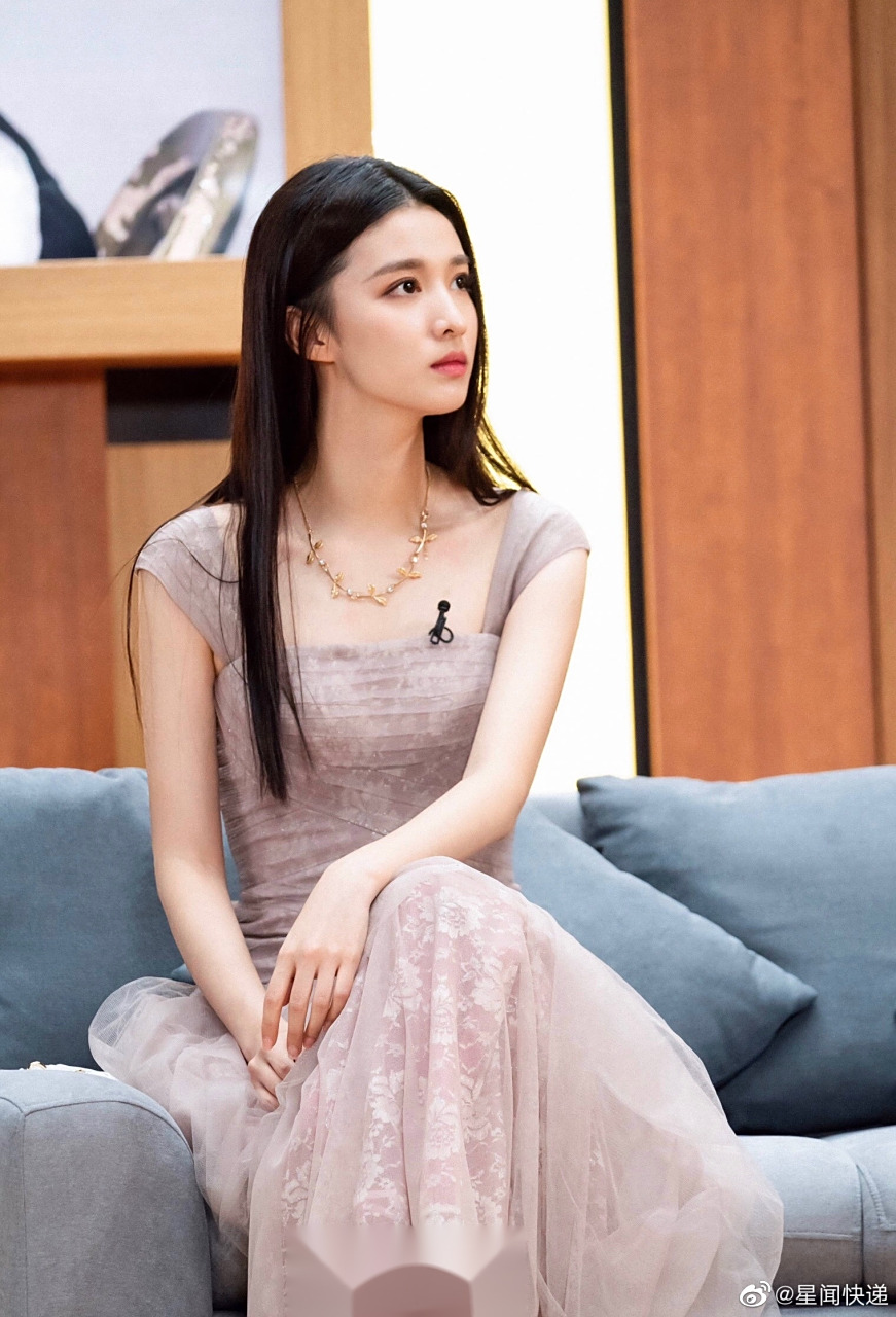 12月5日,在《演员请就位2》终极盛典上,王楚然提着