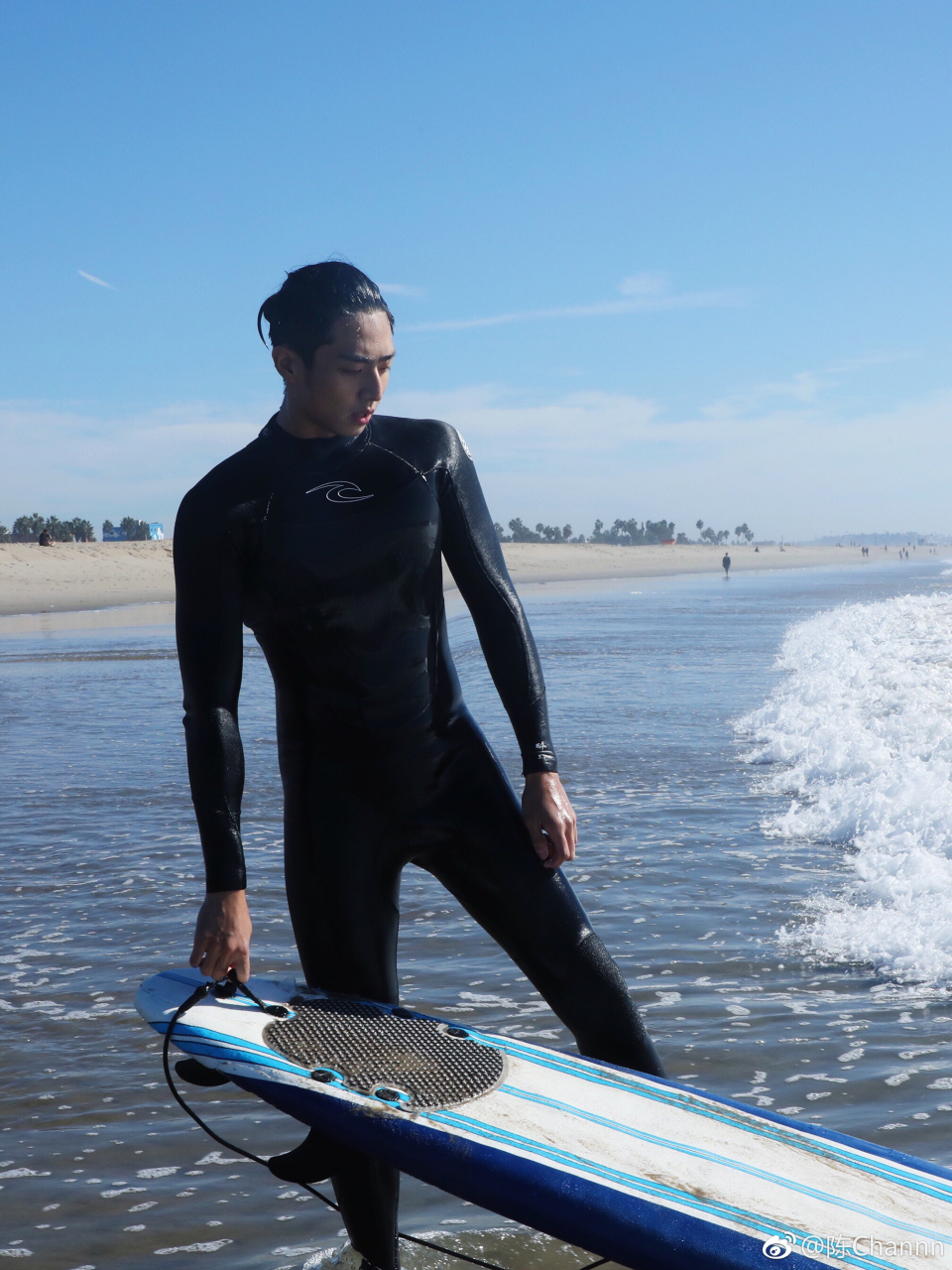 陈靖可衣服被偷阳光的肤质,结实的肌肉线条,说实话相比凤归四时歌的煜