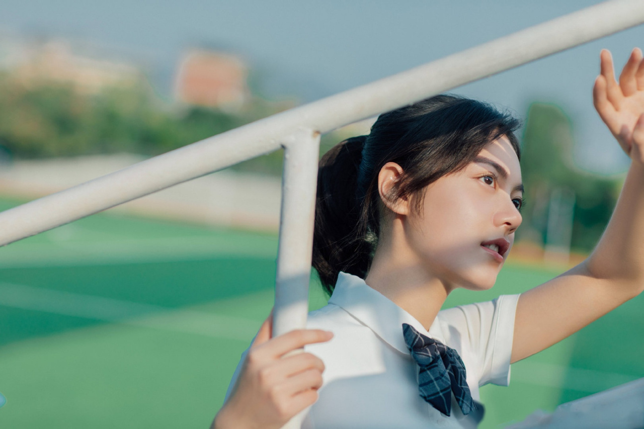 赵今麦angel毕业写真来啦,写真中赵今麦身穿白衬衫百褶裙,宛若初夏