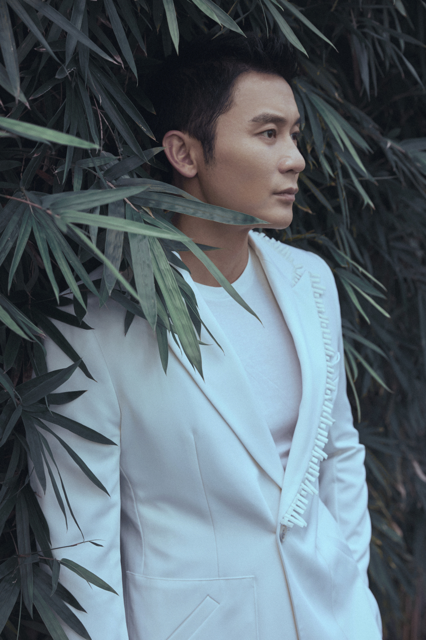 李晨 白色西装彰显成熟魅力,温暖如初似星空朗月[月亮]今晚湖南卫视