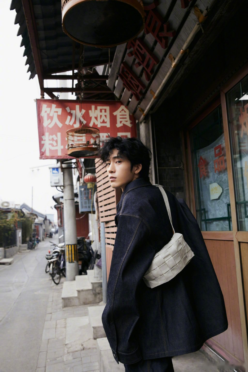 卷毛造型俏皮可爱,复古文艺范的演员井柏然太可了!