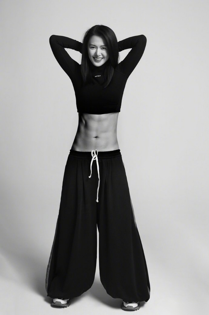 八块腹肌!谭维维穿紧身短上衣露纤腰大秀好身材