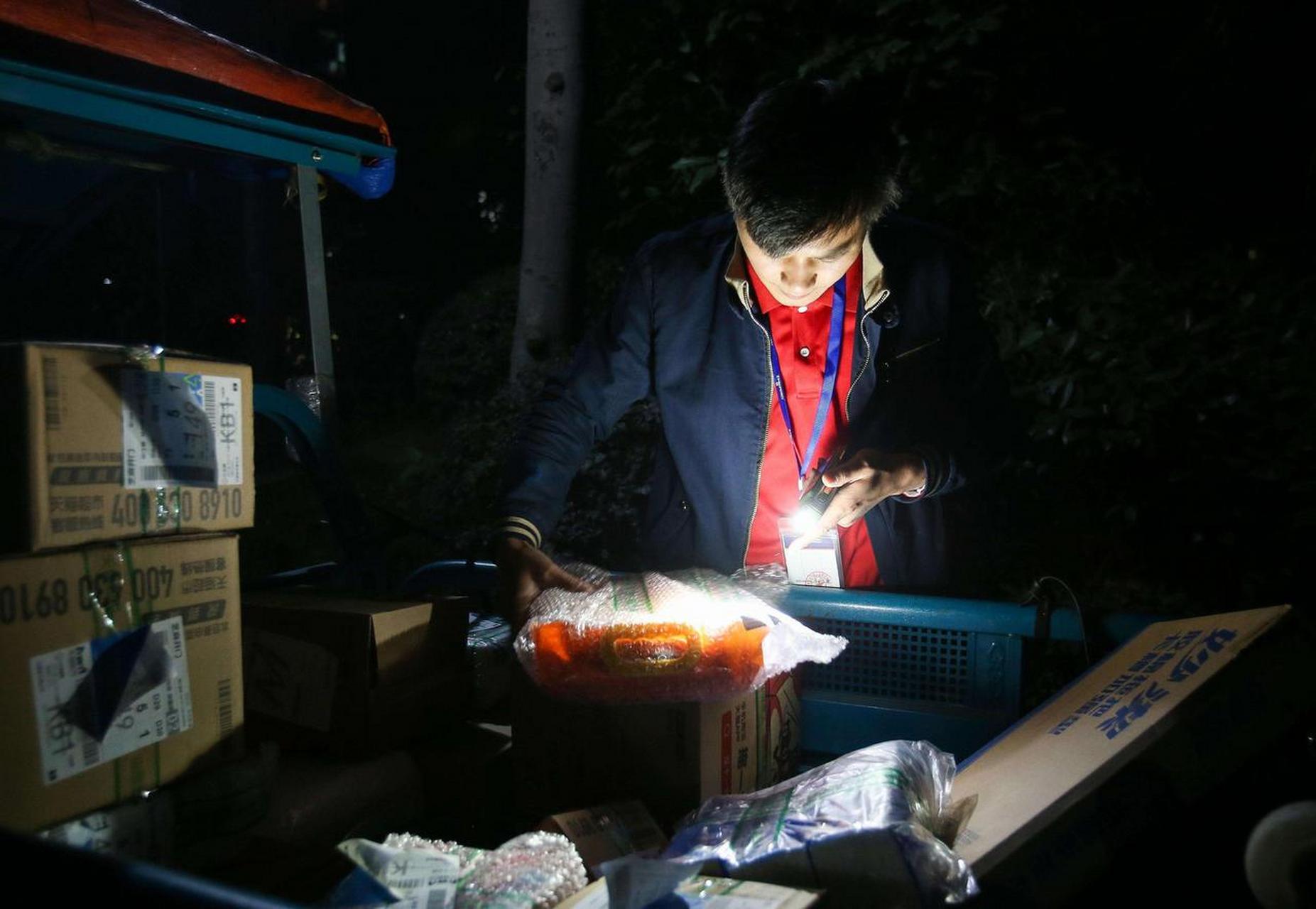 杭州快递员李庆恒在杭州已经做了5年快递员了,他练就了一项技能,就是