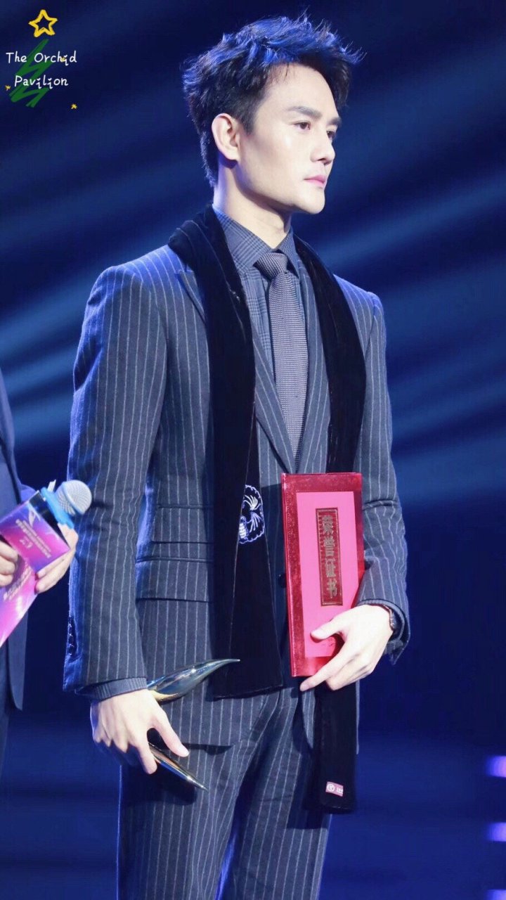 王凯#藏蓝色条纹西装出席盛典,俊逸挺拔身姿,气宇轩昂的绅士格调