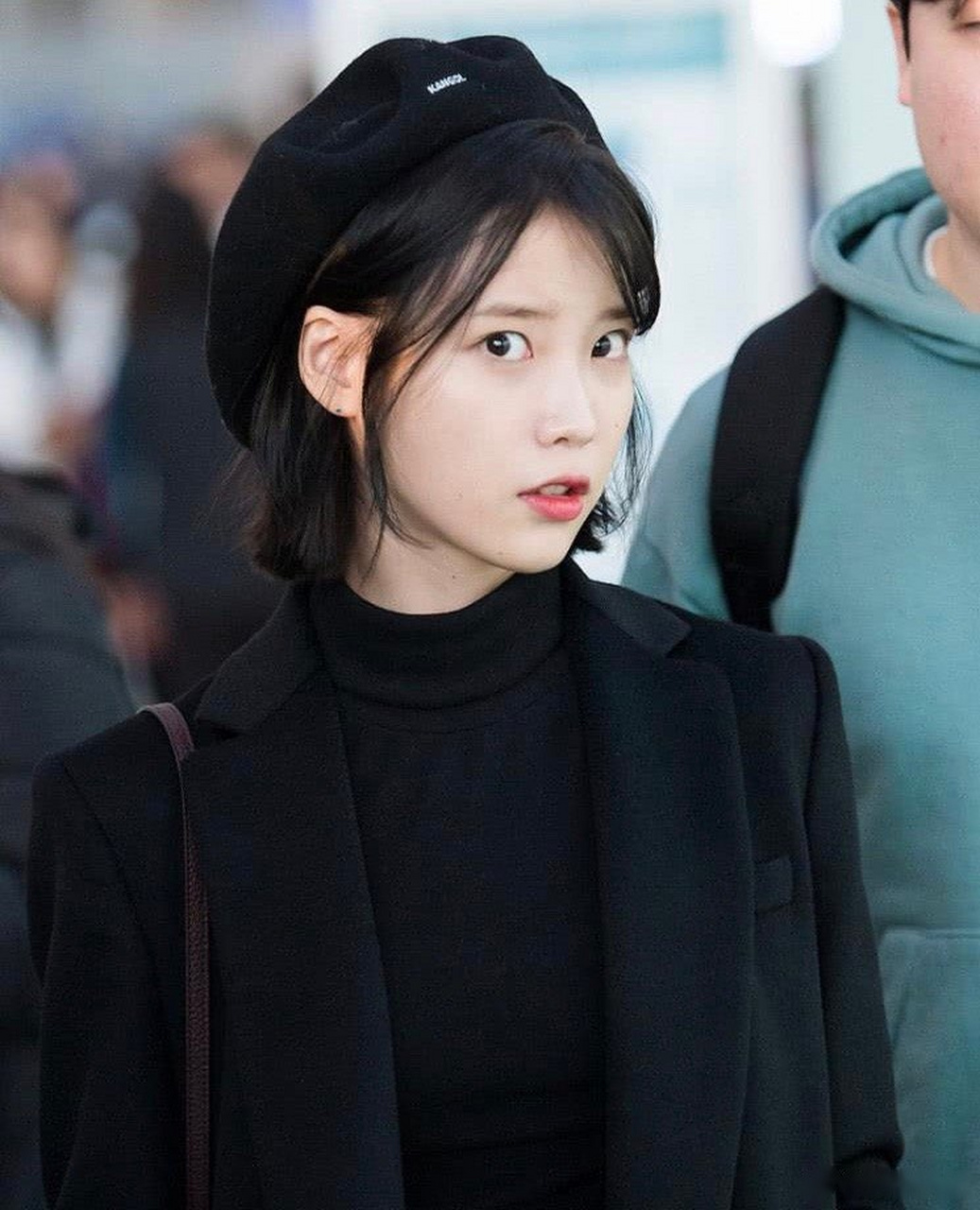 韩国人气偶像iu李知恩背书包现身机场,看上去和初中生一样,太可爱了