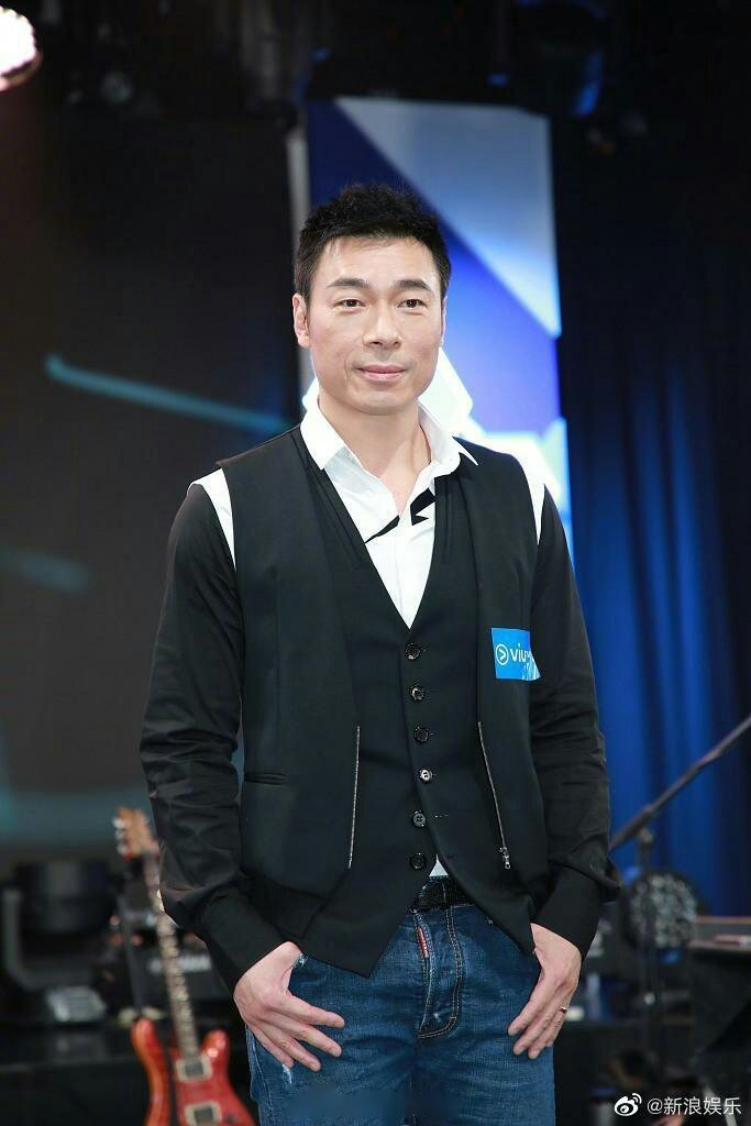 据港媒,许志安 今日正式复出,他手上戴有婚戒,精神不错.