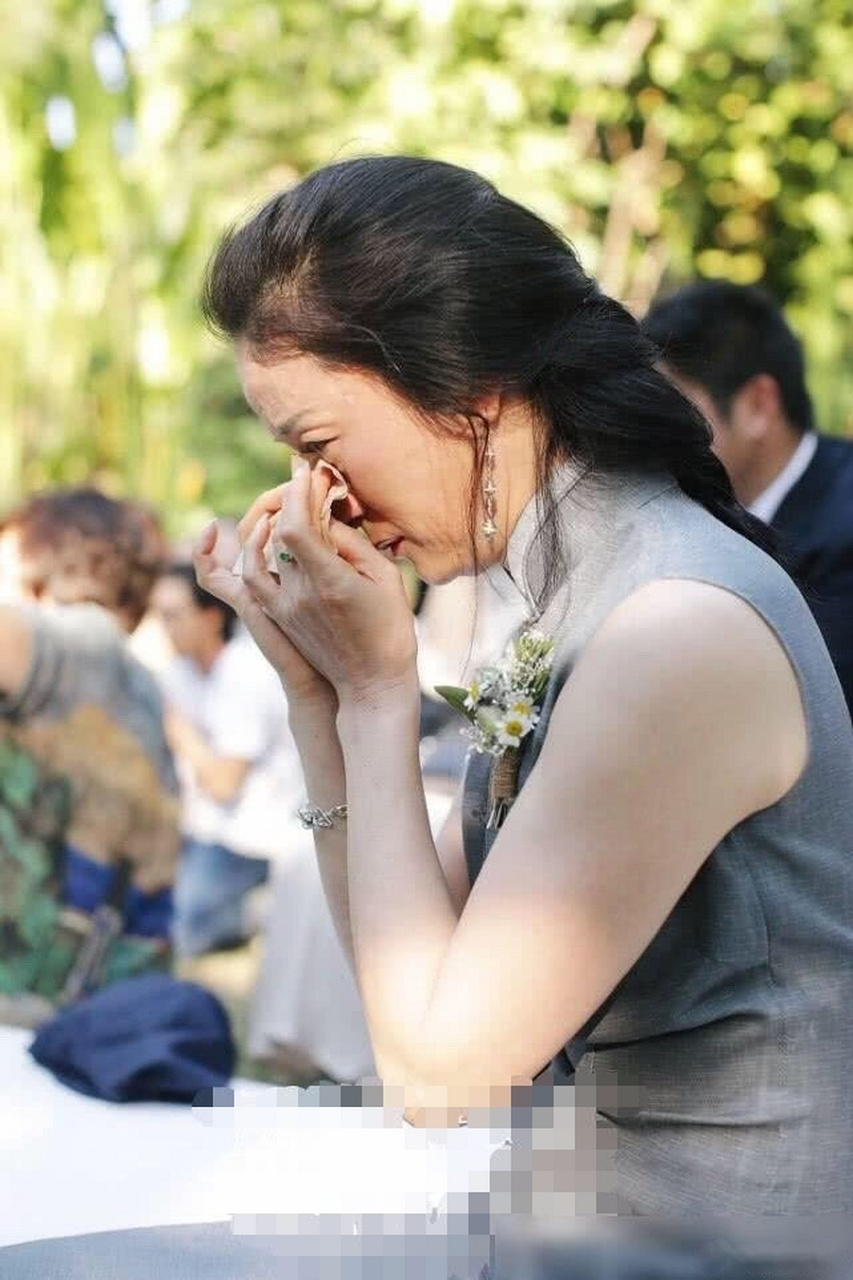 杨丽萍女徒弟四个月前跟同性结婚,妈妈哭成泪人,爸爸直言多了一个家人