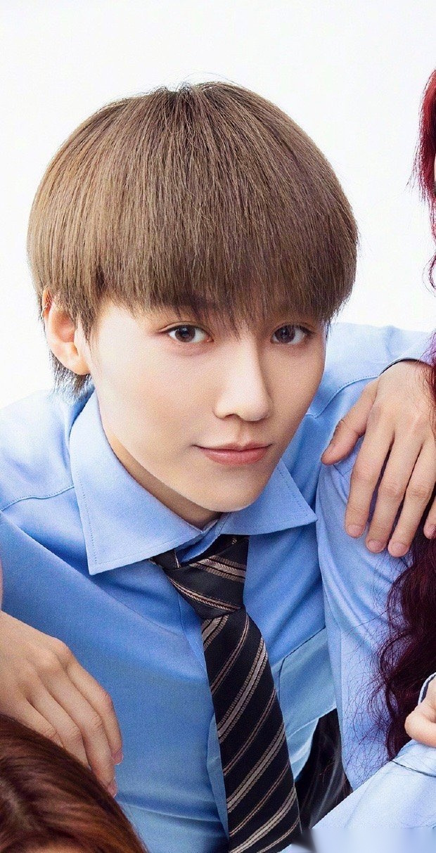 刘雨昕×时尚芭莎毕业照单人～ 蓝色制服搭配小领带,是干练青春的刘