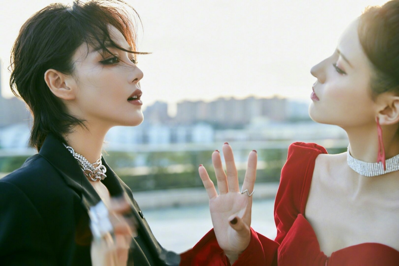 傻傻分不清楚 张馨予张予曦同框合作《野蛮游戏》,黑色衣服是张馨予