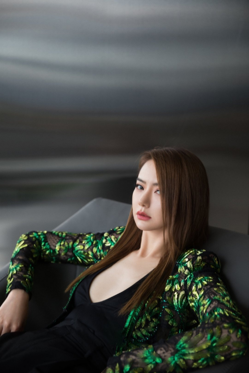 戚薇深v刺绣镂空外套 戚薇的身材我慕了!