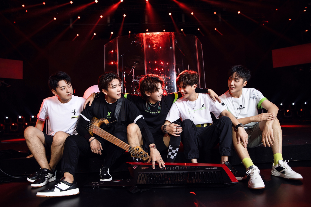 郭锐星火飞行器  #我们的乐队# 首次原创 《末日漂流》 今天睡前两件