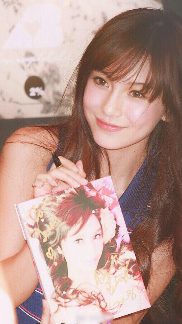 baby出道早期还真是嫩得能掐出水,一直是粉粉嫩嫩的妆容,不愧是1/4的