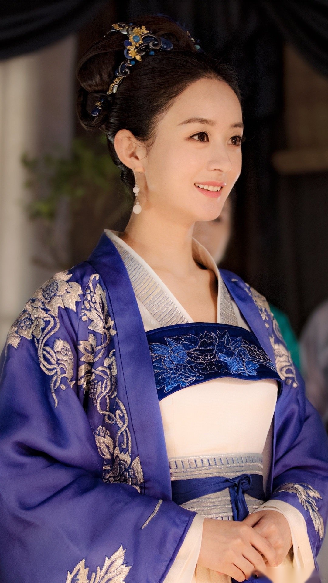 知否中赵丽颖饰演的明兰高贵典雅的婚服和头饰,一改常态,以绿色调为主