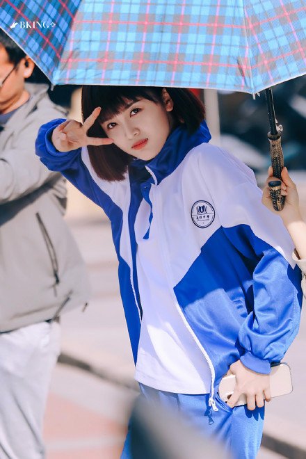 吴宣仪《世界微尘里》饭拍,蓝色校服齐刘海短发造型瞬间回到高中时期.