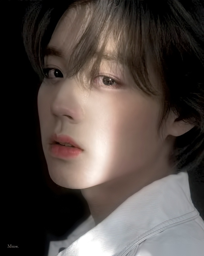 见过最好看的桃花眼 朴志训的名品桃花眼 不管笑不笑,都是无比迷人的