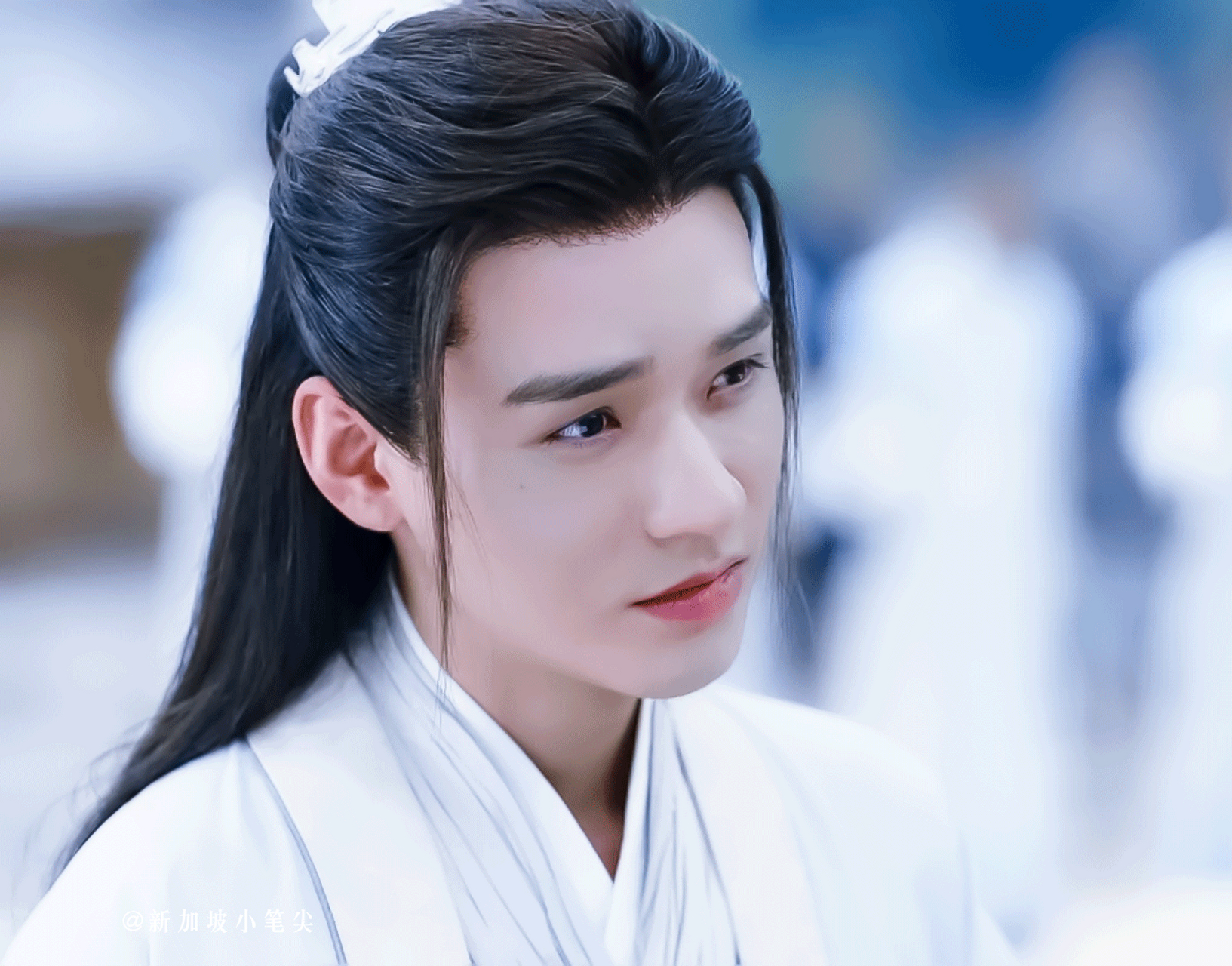 温客行在33集预告里的这个镜头真好看 我爱他穿白衣的样子 回归到了第