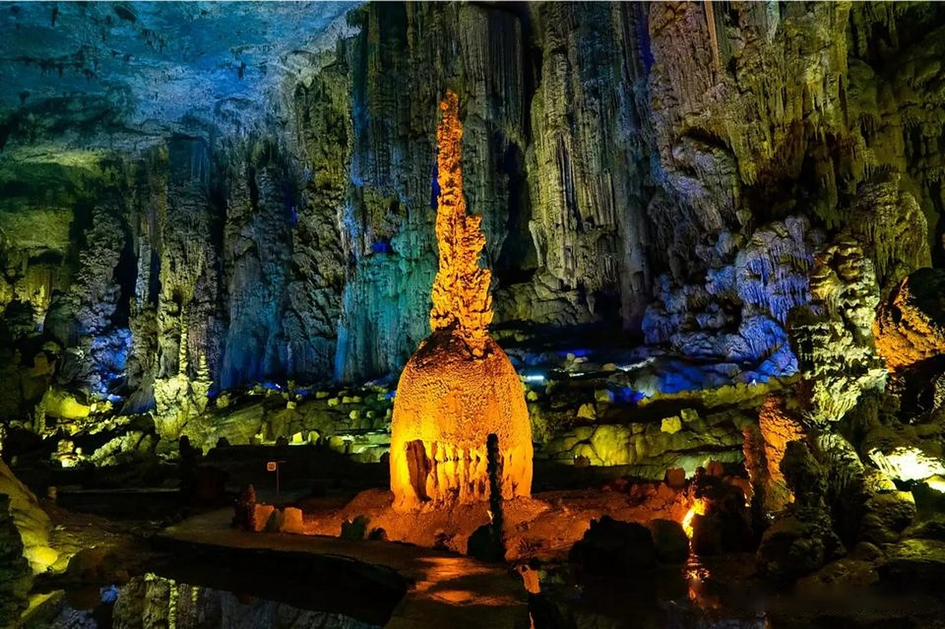 贵州是一个喀斯特地貌的省份,拥有非常多的高山,峡谷,溶洞等.