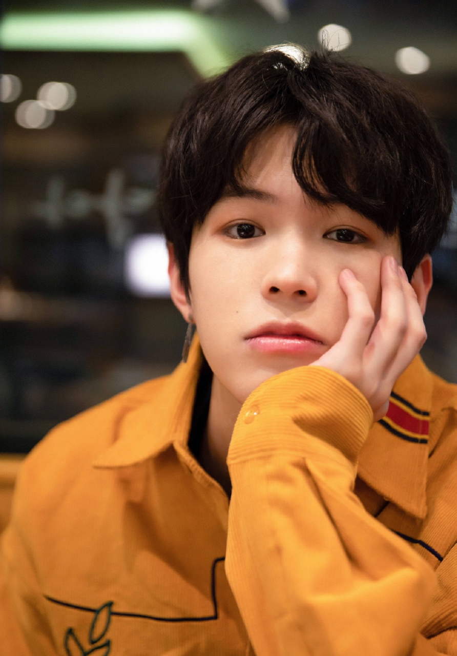 y天空少年官方发文回应@李希侃 在前一晚的录制期间不小心碰伤鼻子一