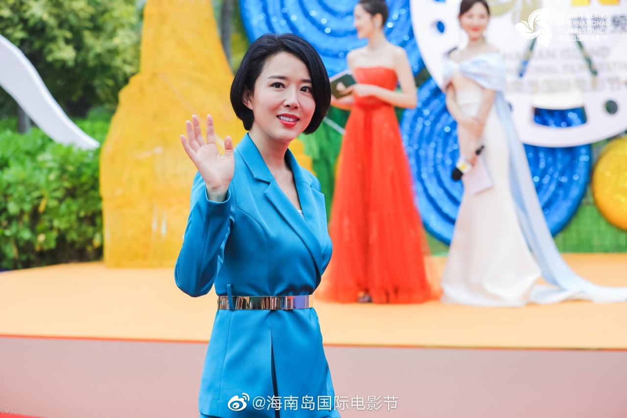 第三届 红毯直击:中国内地女演员"最美嫦娥仙子"颜丹晨 亮相红毯,身着