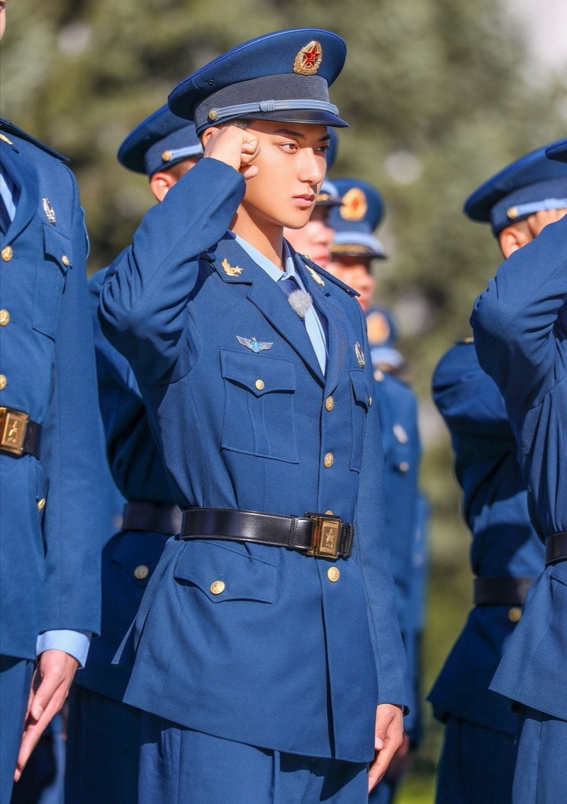 黄子韬是一个适合军装的汉子,背直板正,眉宇间也有军人的硬气,就问