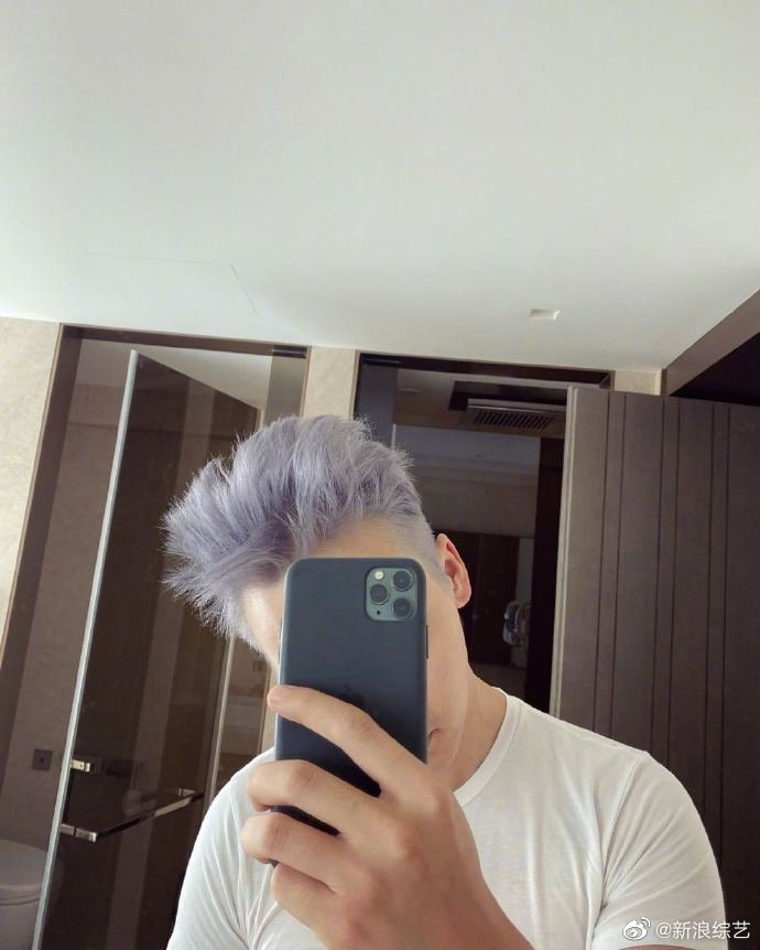陈伟霆紫灰色头发@陈伟霆微博晒对镜自拍照,紫灰色新发型太cool了,是