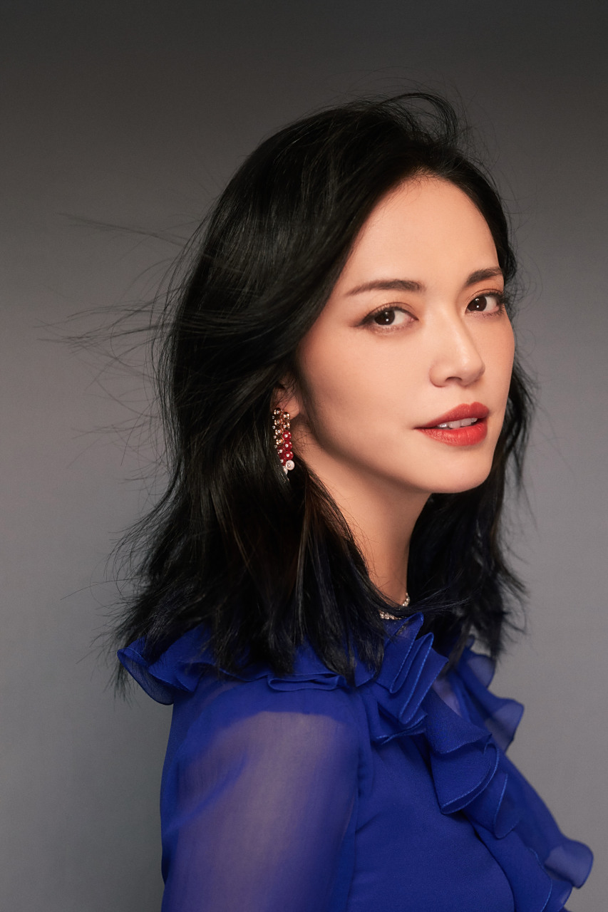 姚晨# 世间所有朦胧模糊的梦中情人的样子在今天有了脸[心]  ps:真不