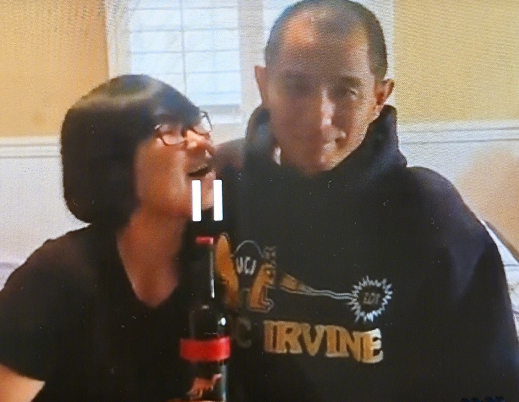 太好笑了,耿冠军和老婆跑到美国去,没有一个会说英语的,打911都说不