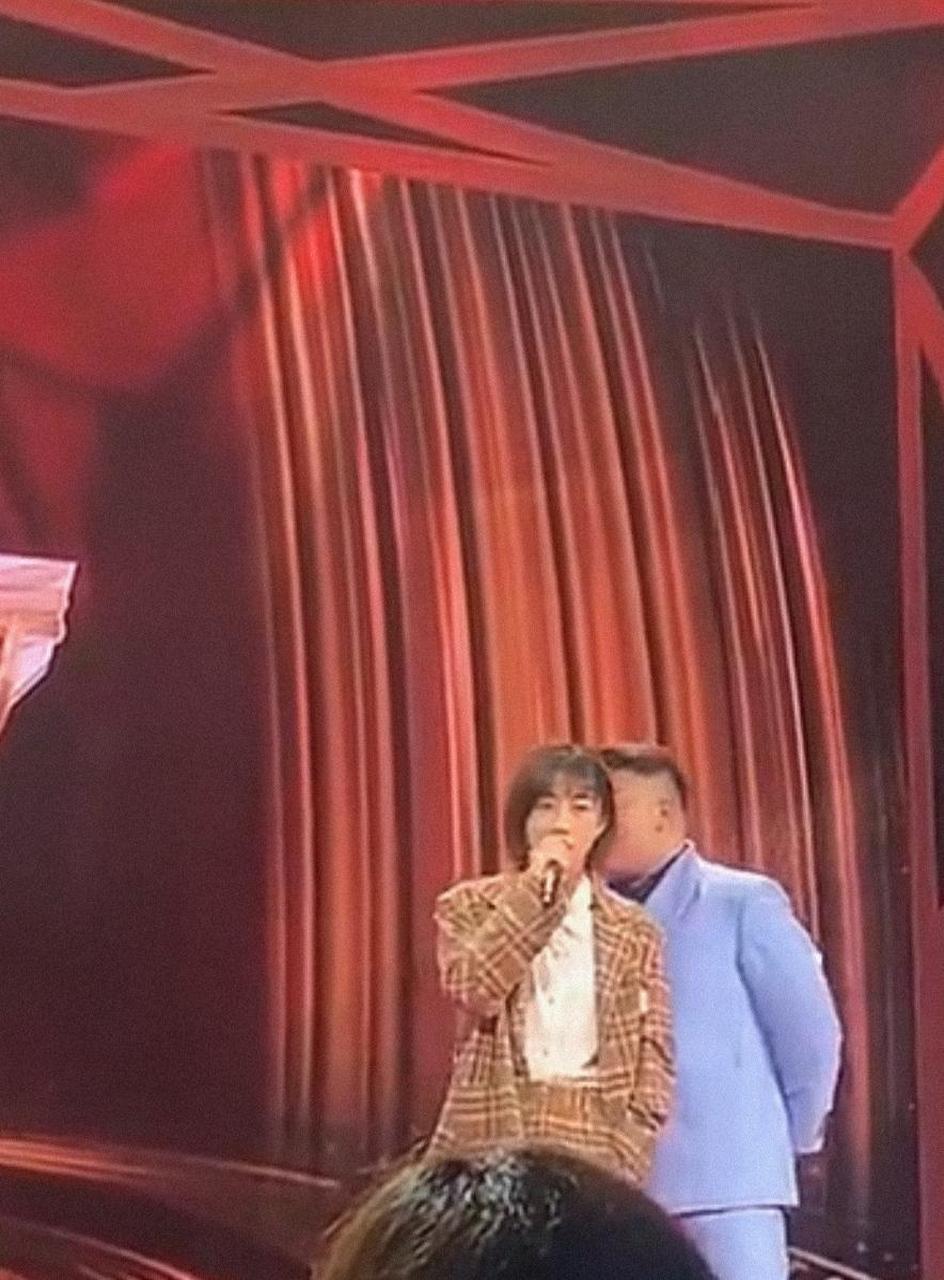 李艺彤给郭德纲下跪【李艺彤发布会给郭德纲下跪,放狠话别不识抬举,吓