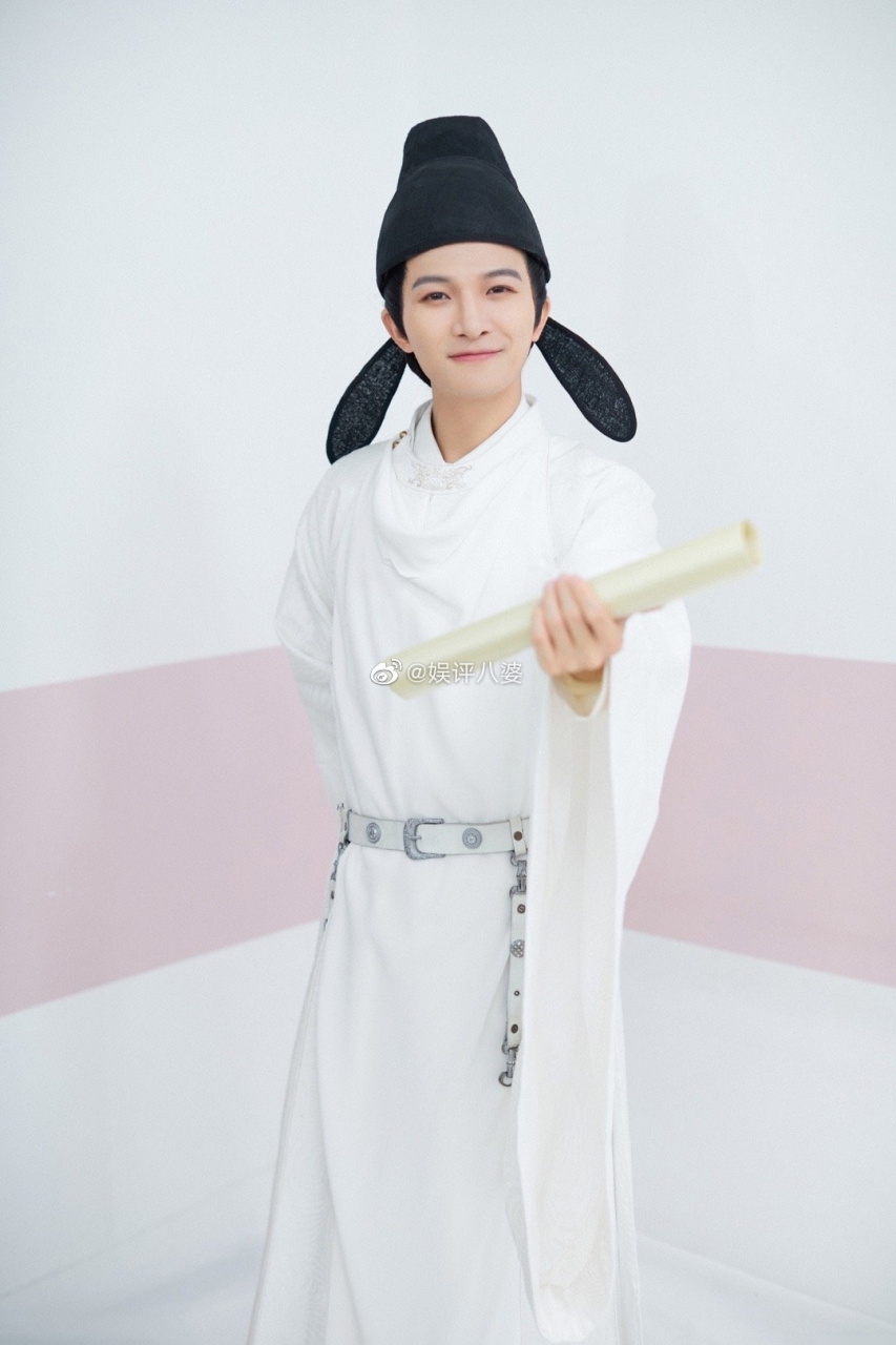 周深新歌画绢 画绢宝宝终于上线啦白衣公子@周深 踏歌而至,一幅侍唐