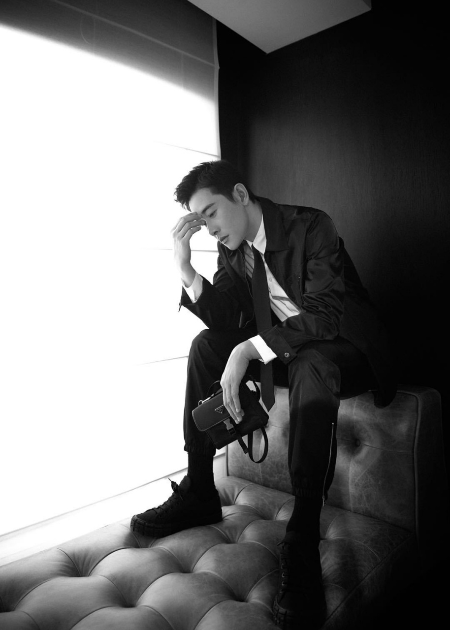 罗晋 最新黑白时尚大片释出,一身黑色休闲穿搭完美融合型男的雅致与