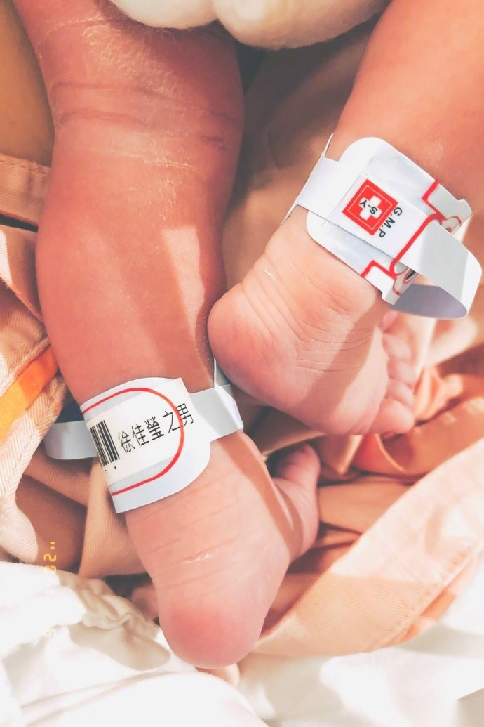 徐佳莹宣布喜讯文案#徐佳莹生子#徐佳莹晒出小宝宝的脚部照片,配文:我