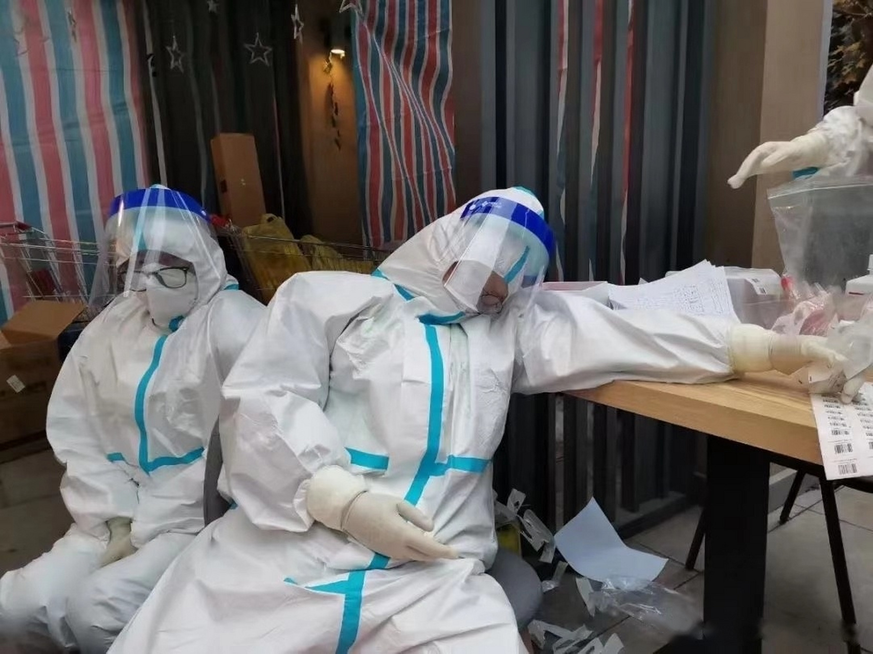 通宵达旦的为人民服务,给你们笔芯[心]向你们致敬[威武]