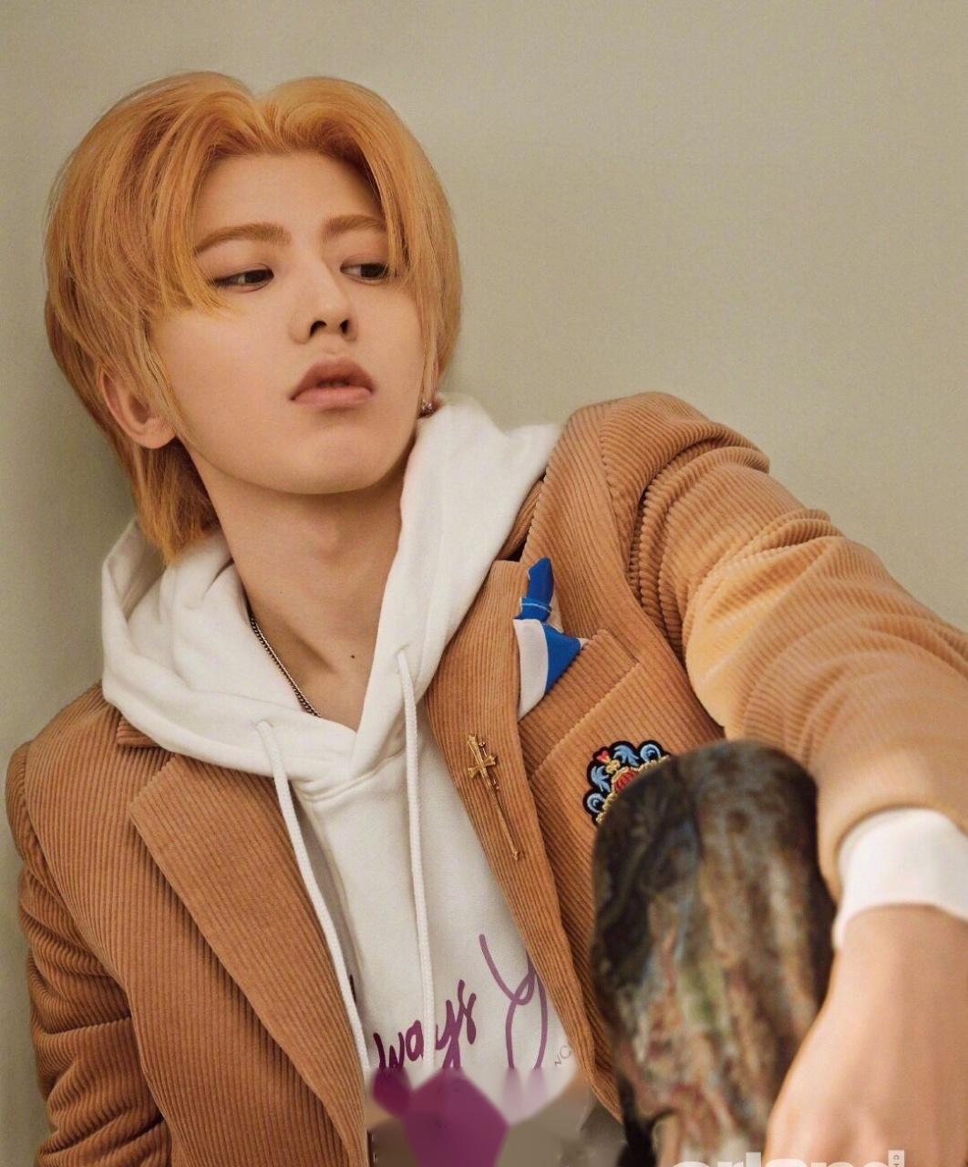 蔡徐坤金发造型登《wonderland》封面,来品品这个表现力你能get到吗?