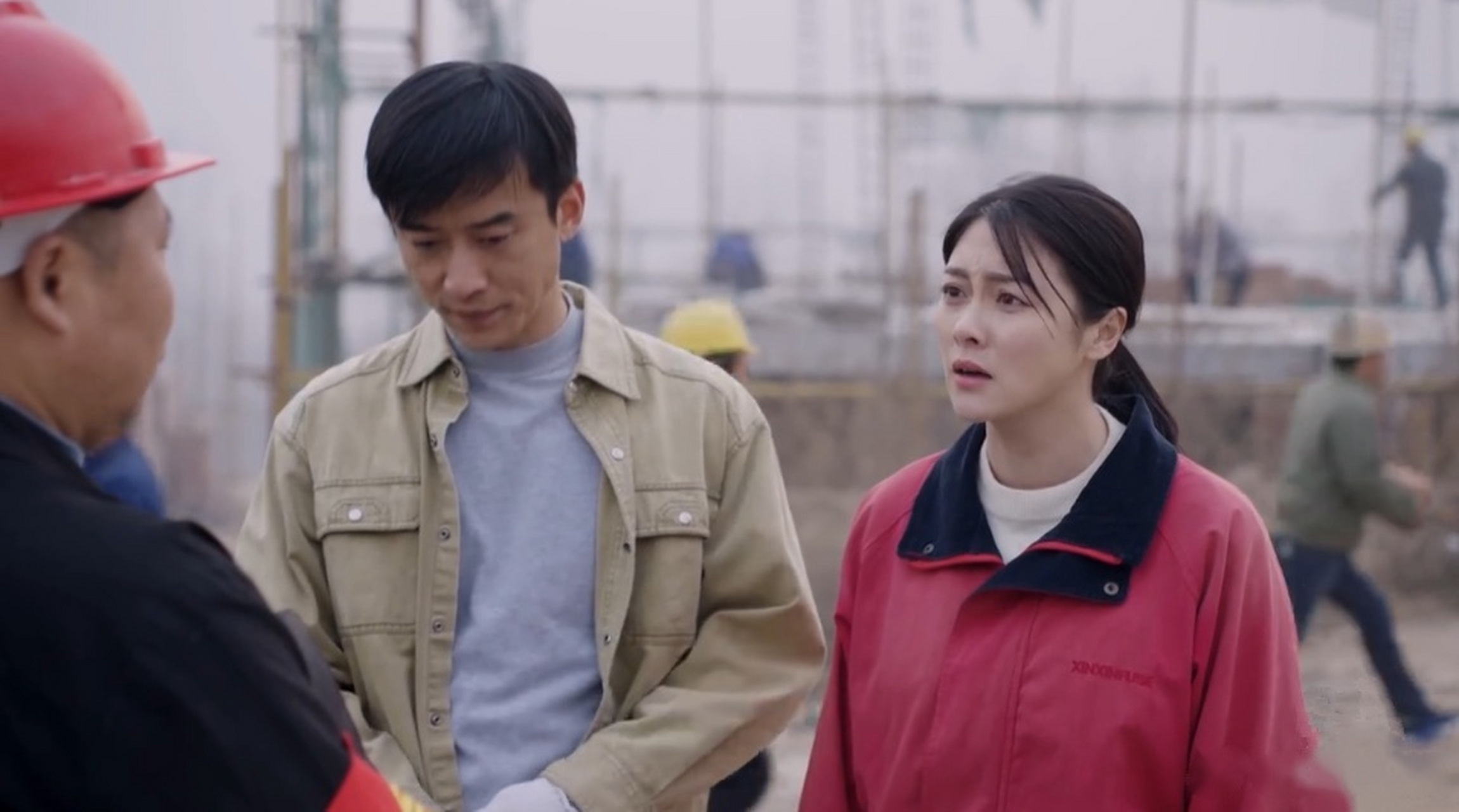 热剧福利社#《初婚》任喜爱在工地上拉沙,被谷大楼车队的伙计看到,谷