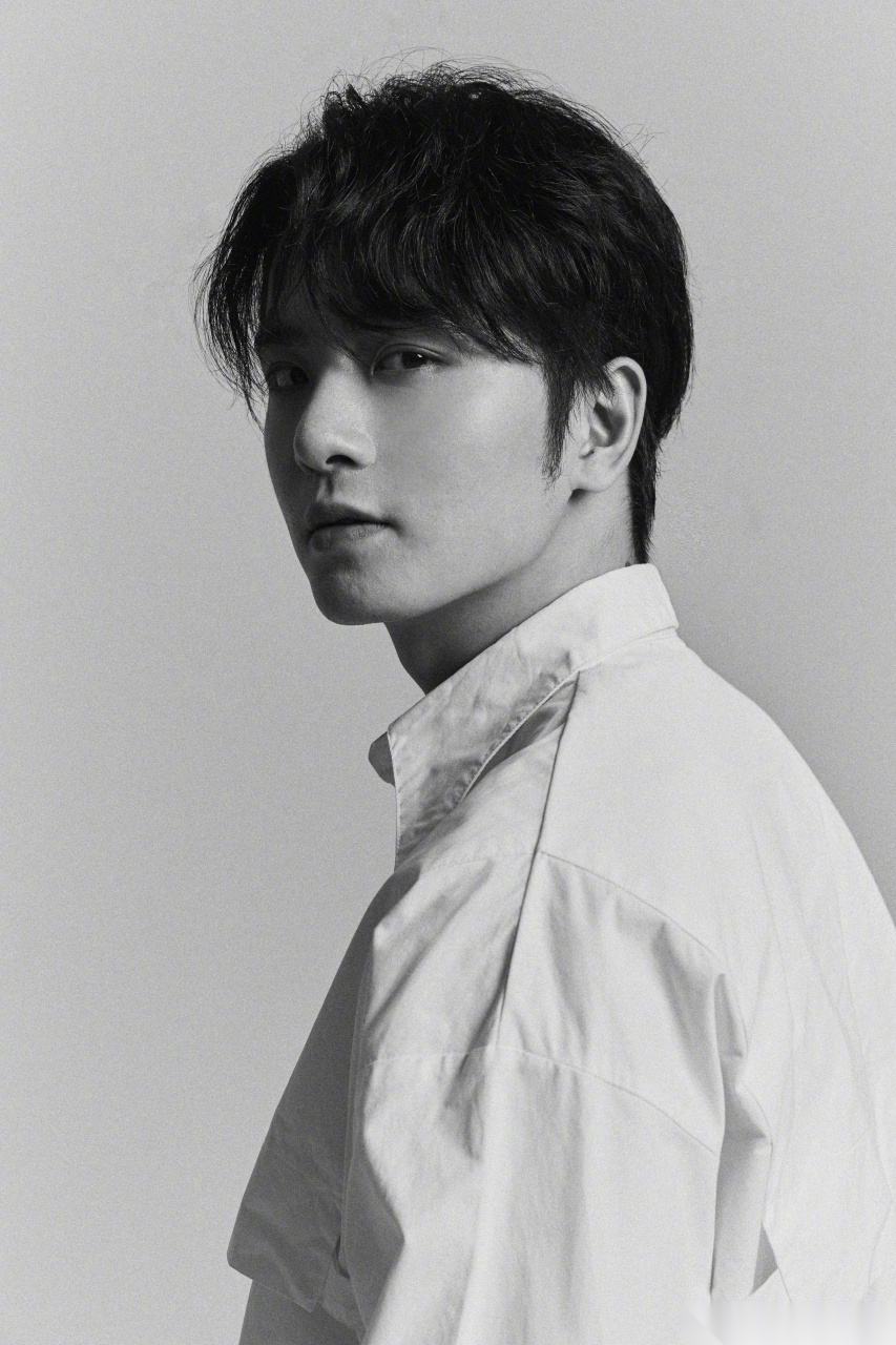 吴希泽晒出一组照片,黑白色系尽显质感,动作转换展露型格,从眉梢到