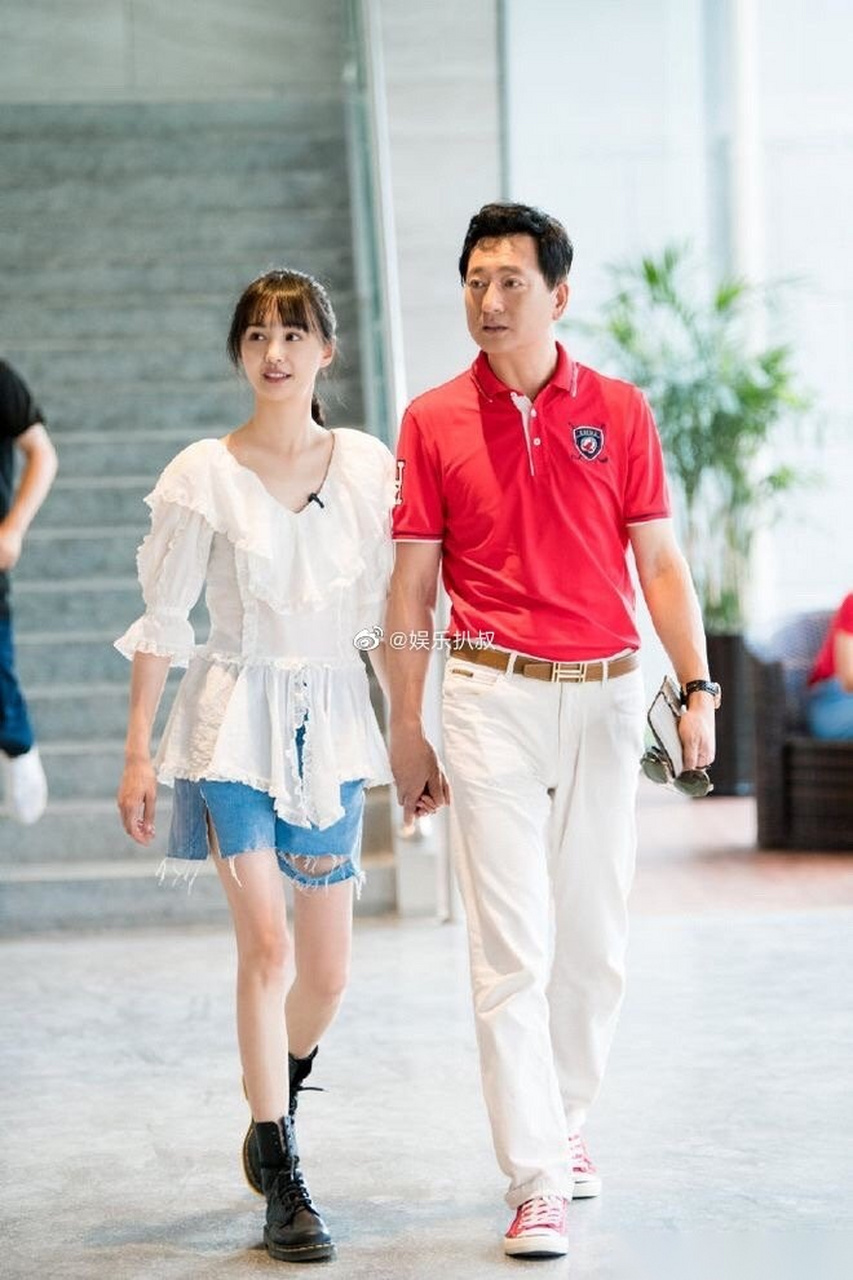 郑爽爸爸发文回应,痛骂张恒软饭硬吃,6个小时的谈话被断章取义,屡次