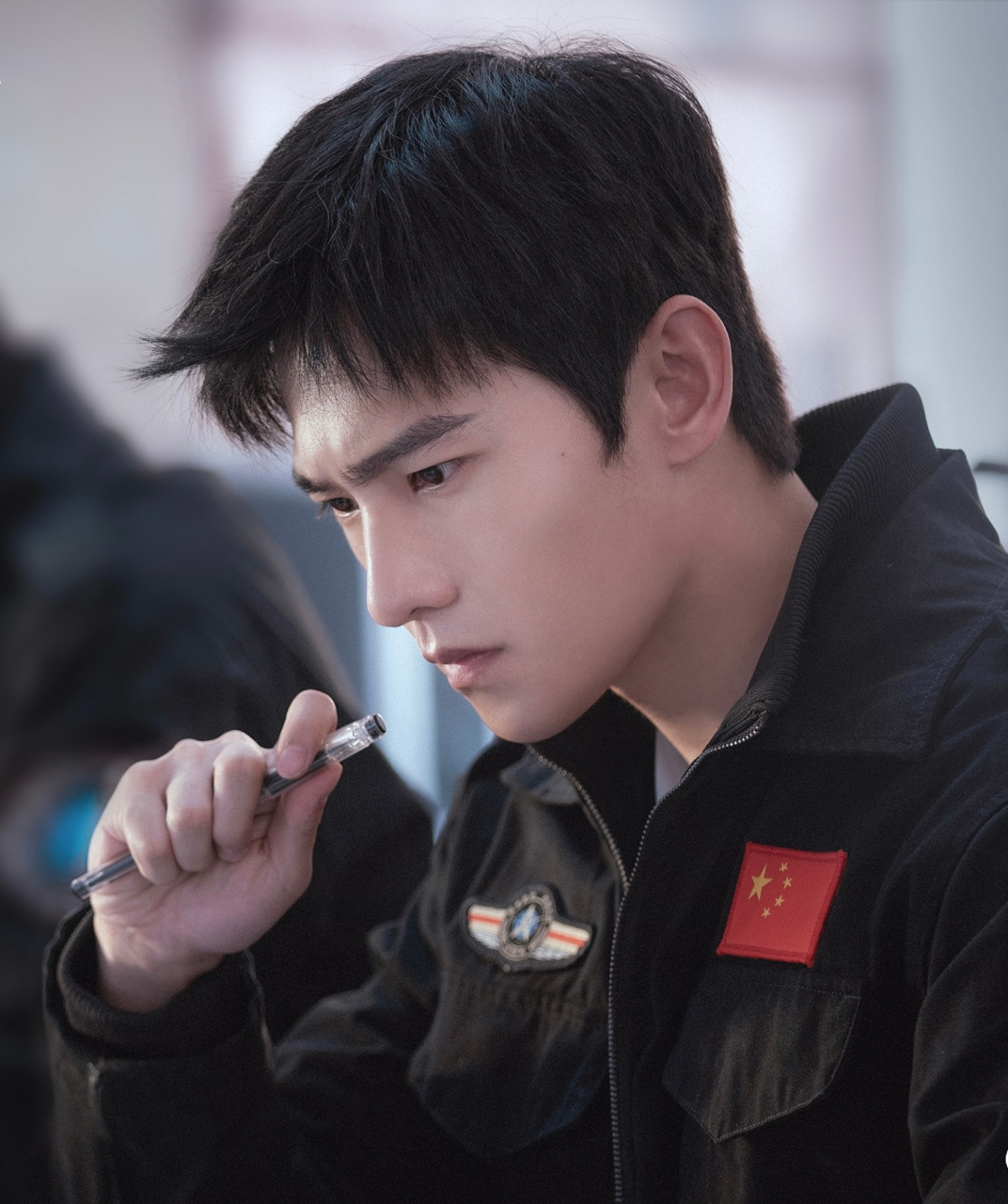 02《你是我的荣耀》发布杨洋最新工装造型剧照,航天科学家于途专注