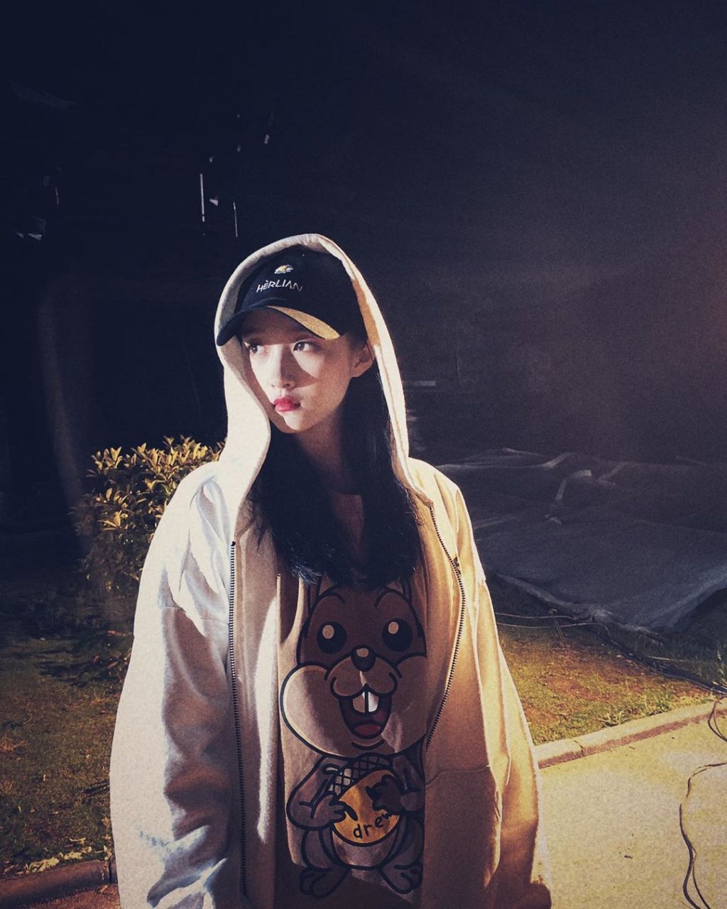 关晓彤 绿洲and ins更新: 果然是一只晓怂鼠～嘿嘿 ,专门吃生菜