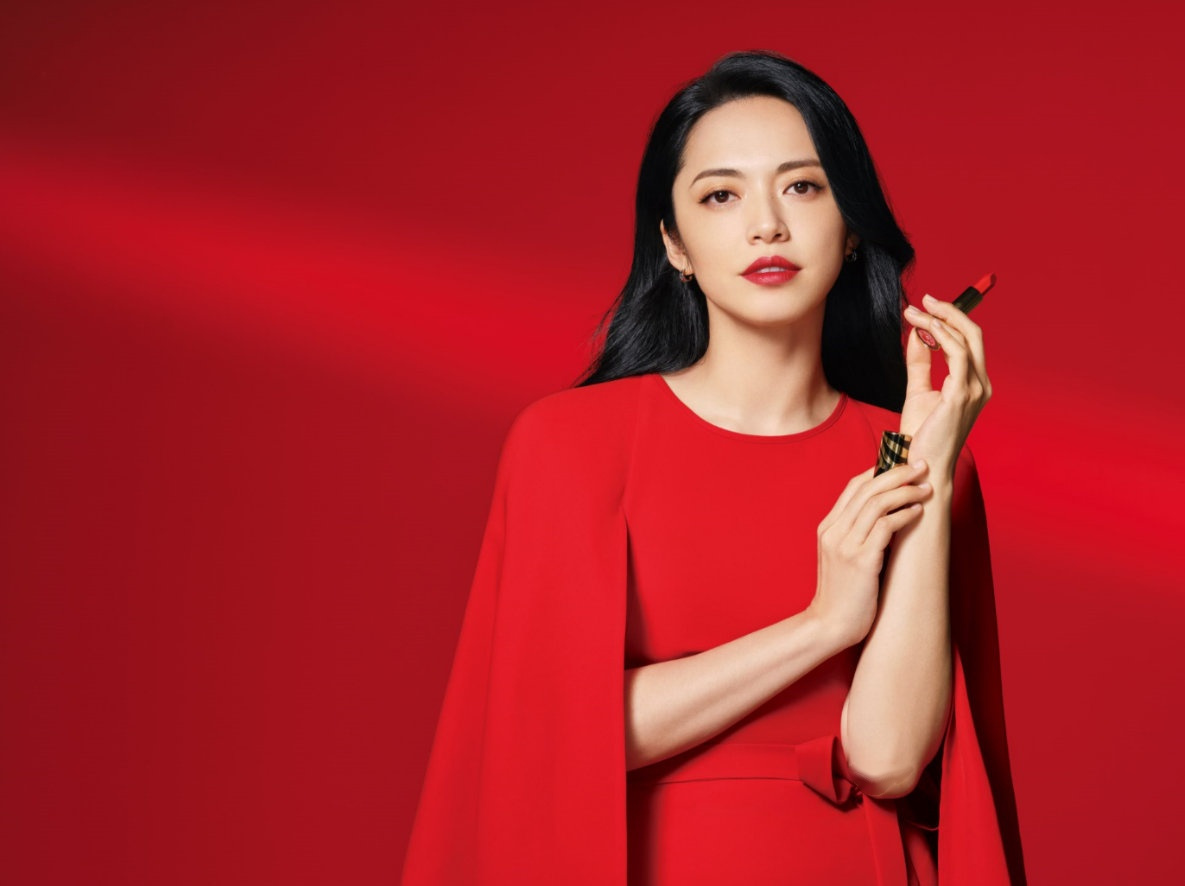 姚晨代言法国希思黎彩妆姚晨最新官宣代言的魅惑口红大片好绝,黑发