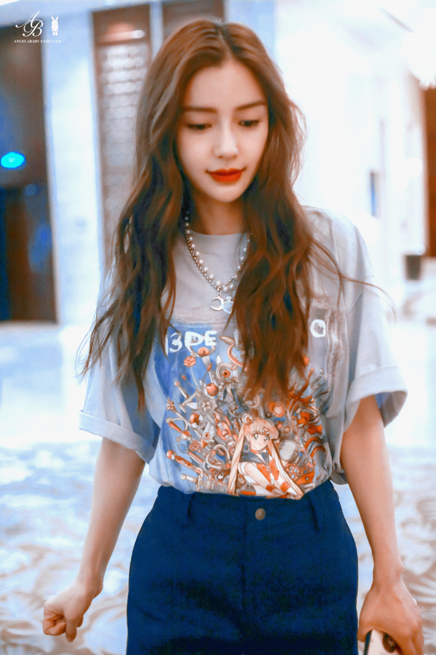 下午好～请将将们收下小会姗姗来迟的饭拍[挤眼]@angelababy