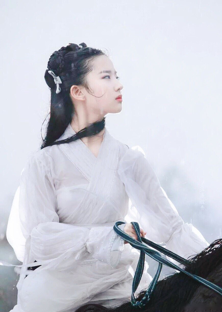 刘亦菲小龙女造型,白衣惊世,如同仙女下凡,清新空灵之美!
