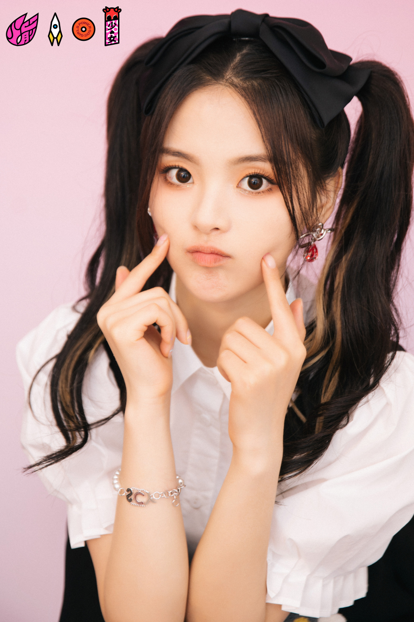 火箭少女101  杨超越  古灵精怪的双马尾少女,蝴蝶结配背带裙洋溢青春