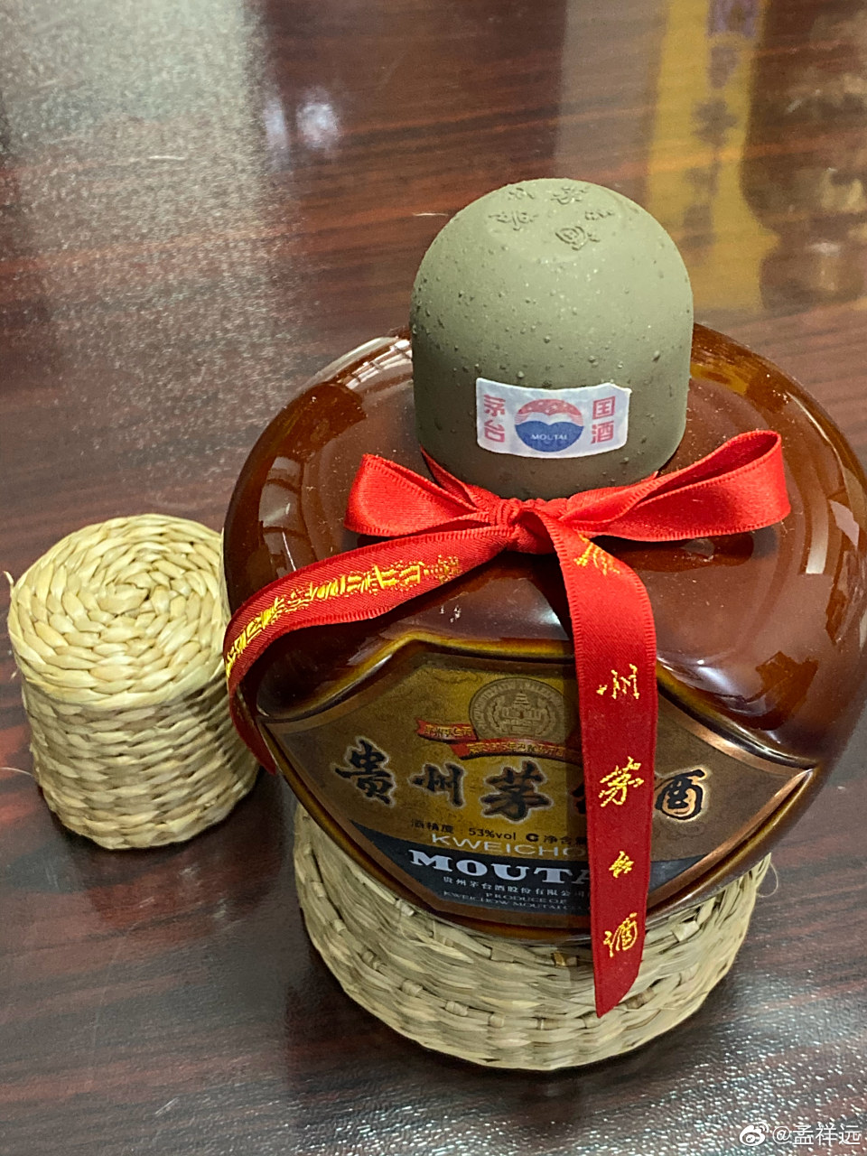 土味十足的草帽茅台,猜猜多少钱一瓶?